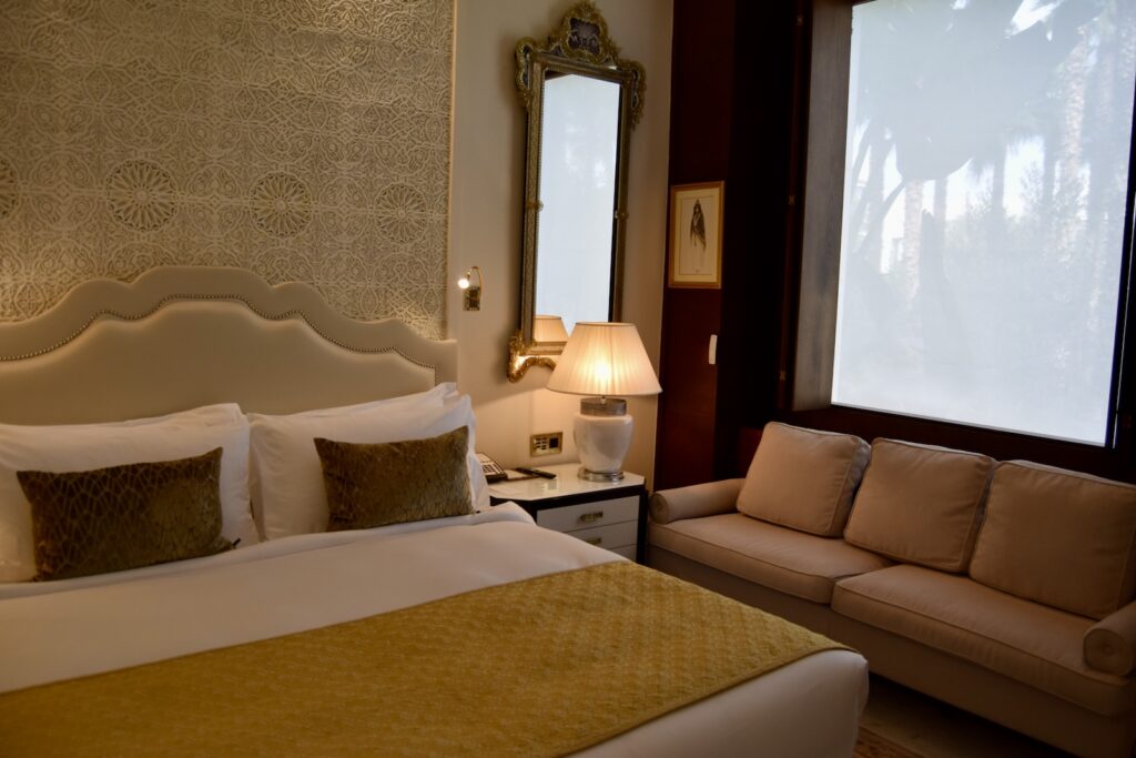 Im Haus, Wand, Inneneinrichtung, Hotel, Kissen, Mobiliar, Bett, Leinenstoffe, Couch, Fensterausstattung, Sofa, Fensterabdeckung, Suite, Studiocouch, Vorhang, Schlafzimmer, Bettsofa, Matratze, Bettwäsche, Lampenschirm, Fenster, Zimmer, Kleines Sofa, Bettbezug, Spiegel, Boutique-Hotel, Bettdecke, Penthouse, Wohnzimmer, Bettrahmen, Nachttisch, Bude, Haus, Boden, Urlaub