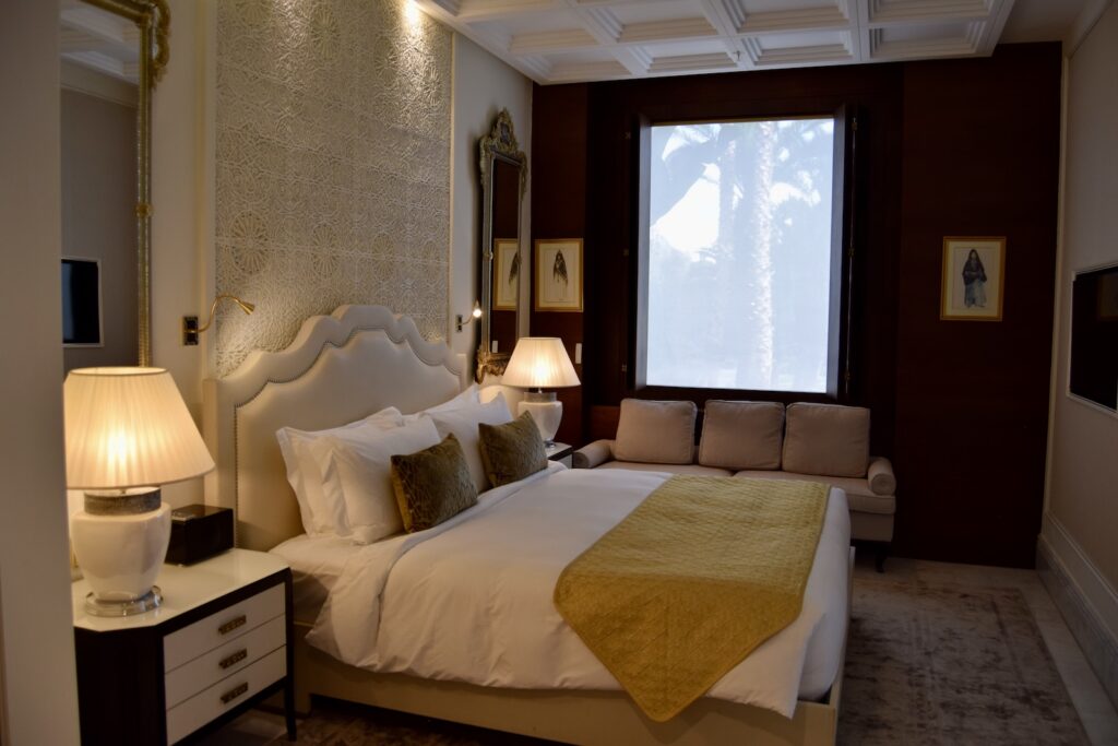 Im Haus, Wand, Inneneinrichtung, Bett, Kissen, Mobiliar, Bettwäsche, Leinenstoffe, Zimmer, Matratze, Bettdecke, Nachttisch, Bettbezug, Lampenschirm, Bettrahmen, Suite, Boden, Fensterausstattung, Vorhang, Fensterabdeckung, Lampe, Boutique-Hotel, Spiegel, Haus, Schublade, Fenster, Kommode, Möbel, Bude, Eigentum, Fußboden, Bettbehang, Penthouse, Schlafzimmer, Decke, Urlaub, Hotel, Wohnung