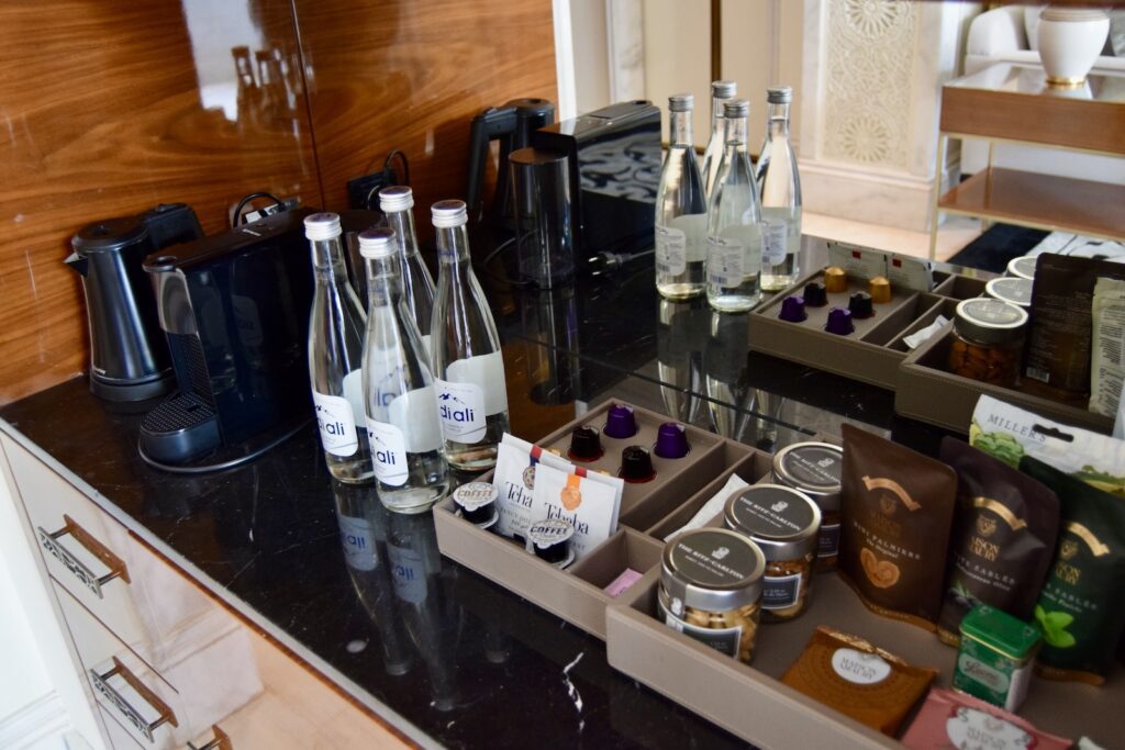 Im Haus, Flasche, Haushaltsgerät, Arbeitsfläche, Möbel, Wand, Kleingerät, Küchengerät, Küche, Kaffeemaschine, Gerät