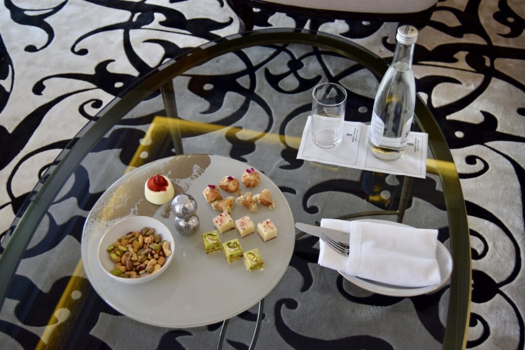 Geschirr, Platte, Im Haus, Mahlzeit, Unterteller, Serviergeschirr, Gabel, Tischtuch, Porzellan, Essen, Küchenutensil, Tisch, Sitzen