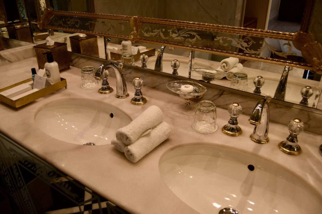 Im Haus, Installationszubehör, Badezimmer, Hahn, Badezimmerzubehör, Waschbecken, Wasserleitung, Wand, Badewanne, Spiegel