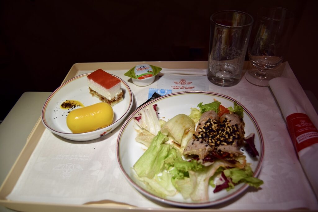 Essen, Tisch, Mahlzeit, Geschirr, Platte, Im Haus, Kochkunst, Kulinarik, Teller, Brunch, Gemüse, Abendessen, Zutaten, Garnitur, Fastfood, Mittagessen, À-la-carte-Gerichte, Drink, Gabel, Mahl, weiß, Sitzen, Salat, Restaurant