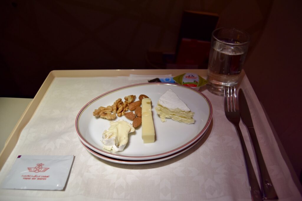 Tisch, Platte, Geschirr, Im Haus, Mahlzeit, Essen, Serviergeschirr, Küchenutensil, Tafelsilber, Snack, Gabel, Kulinarik, Teller, Milchprodukte, Nachspeise, Brunch, Kochkunst, Wand, weiß