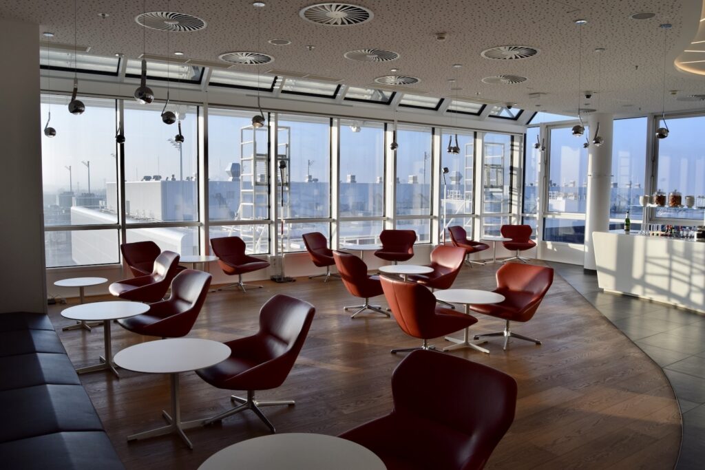 Mobiliar, Tisch, Im Haus, Boden, Inneneinrichtung, Fenster, Kaffeetisch, Decke, Armlehne, Tageslichtsysteme, Wand, Stuhl, Zimmer