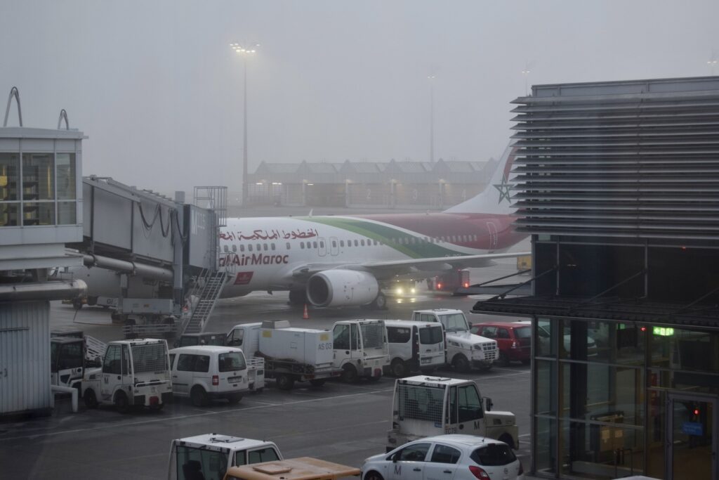 Fahrzeug, draußen, Platane Flugzeug Hobel, Himmel, Flugzeug, Flughafen, Gebäude, Landfahrzeug, Verkehrsflugzeug, Airline, Flugplatzvorfeld, Auto, Rad, Fluggastbrücke, Dienstleistung, Verkehrsmittel, Flugreise, Transport, Straße, halten, Runway, Groß, Jet, Stadt, Luftfahrt