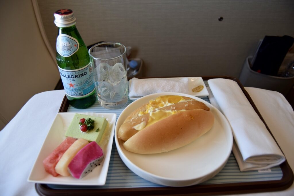 Essen, Tisch, Mahlzeit, Flasche, Fastfood, Brot, Geschirr, Im Haus, Platte, Brunch, Amerikanisches Essen, Sandwich, Softdrink, Mittagessen, Snacks, Sitzen, Frühstück, Drink, Brötchen