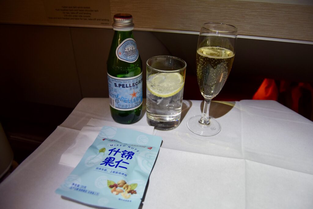 Drink, Text, Im Haus, Alkoholisches Getränk, Tisch, Trinkgefäß, Barzubehör, Geschirr, Bier, Glasflasche, Destilliertes Getränk, Glas, Weinglas, Likör, Wein, Alkohol, Flasche, Wand, Essen