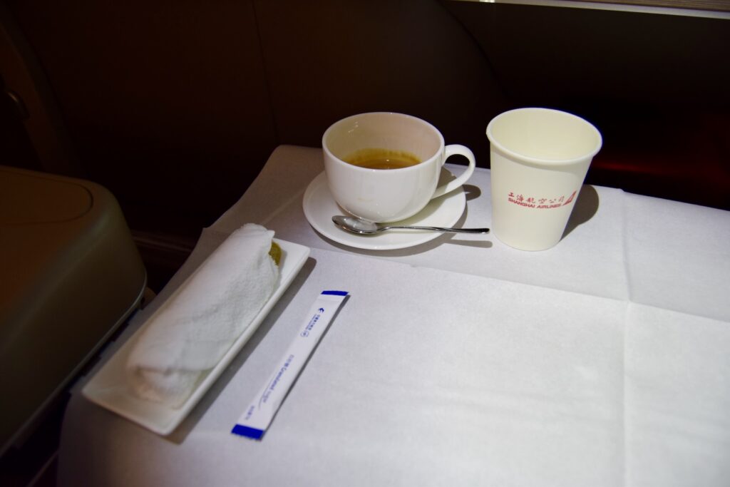 Serviergeschirr, Kaffeetasse, Geschirr, Henkelbecher, Tee, Unterteller, Im Haus, Trinkgefäß, Teetasse, Küchenutensil, Porzellan, Küchenutensilien, Keramik, Platte, Tasse, Tafelsilber, Drink, Löffel, Kaffee, Tisch, Essen, Frühstück