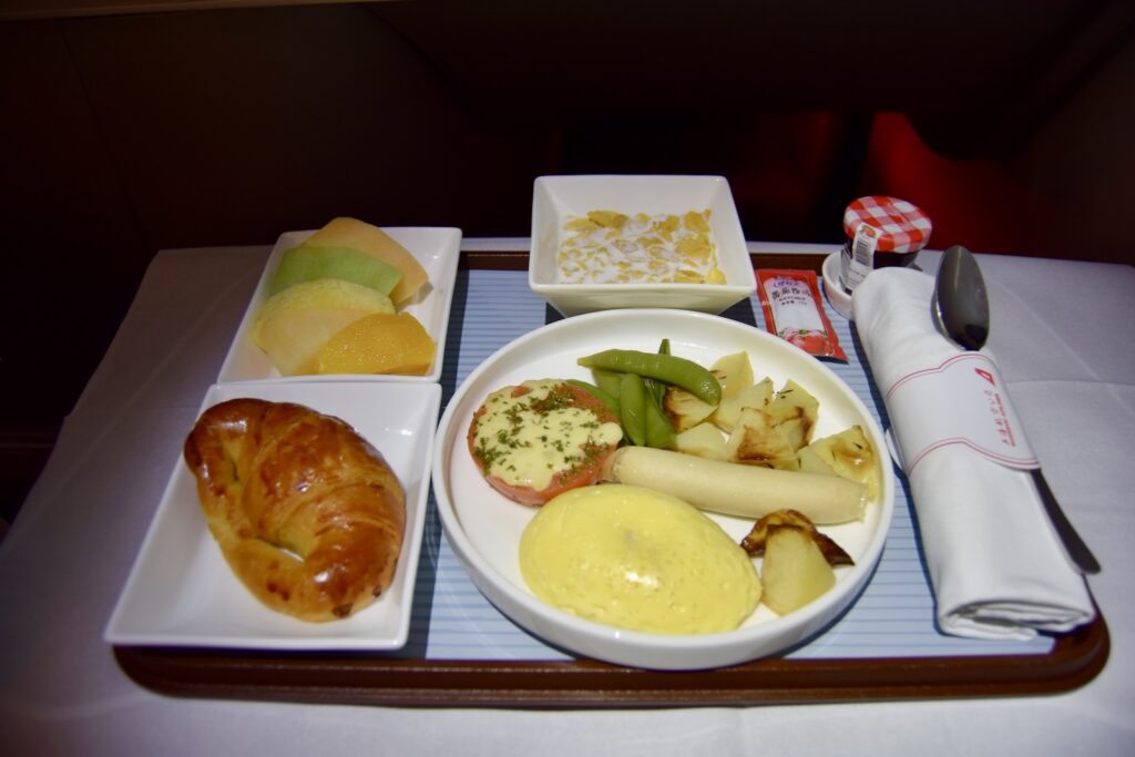 Mahlzeit, Geschirr, Teller, Platte, Tisch, Essen, Brunch, Frühstück, Kochkunst, Fastfood, Im Haus, Snack, Brot, Serviergeschirr, Abendessen, Mittagessen, Küchenutensil, Zutaten, Gabel, Grundnahrungsmittel, Ei